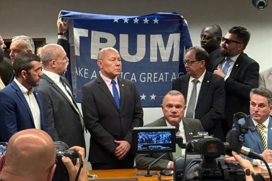 'CAPACHOS': Nas redes, 77% criticam deputados por exibir bandeira de Trump na Câmara