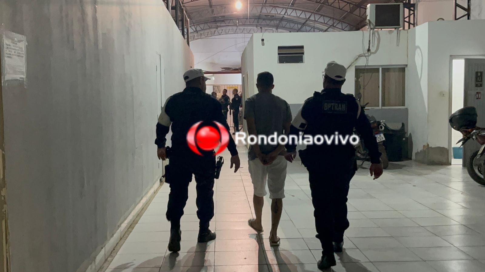 FLAGRANTE: PM prende jovem com placa de moto adulterada com fita adesiva