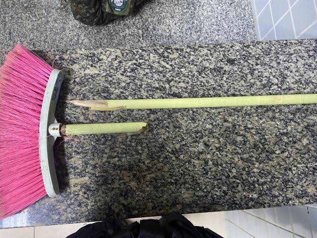 EX-MARIDO: Jovem tem casa invadida e é atacada com cabo de vassoura 