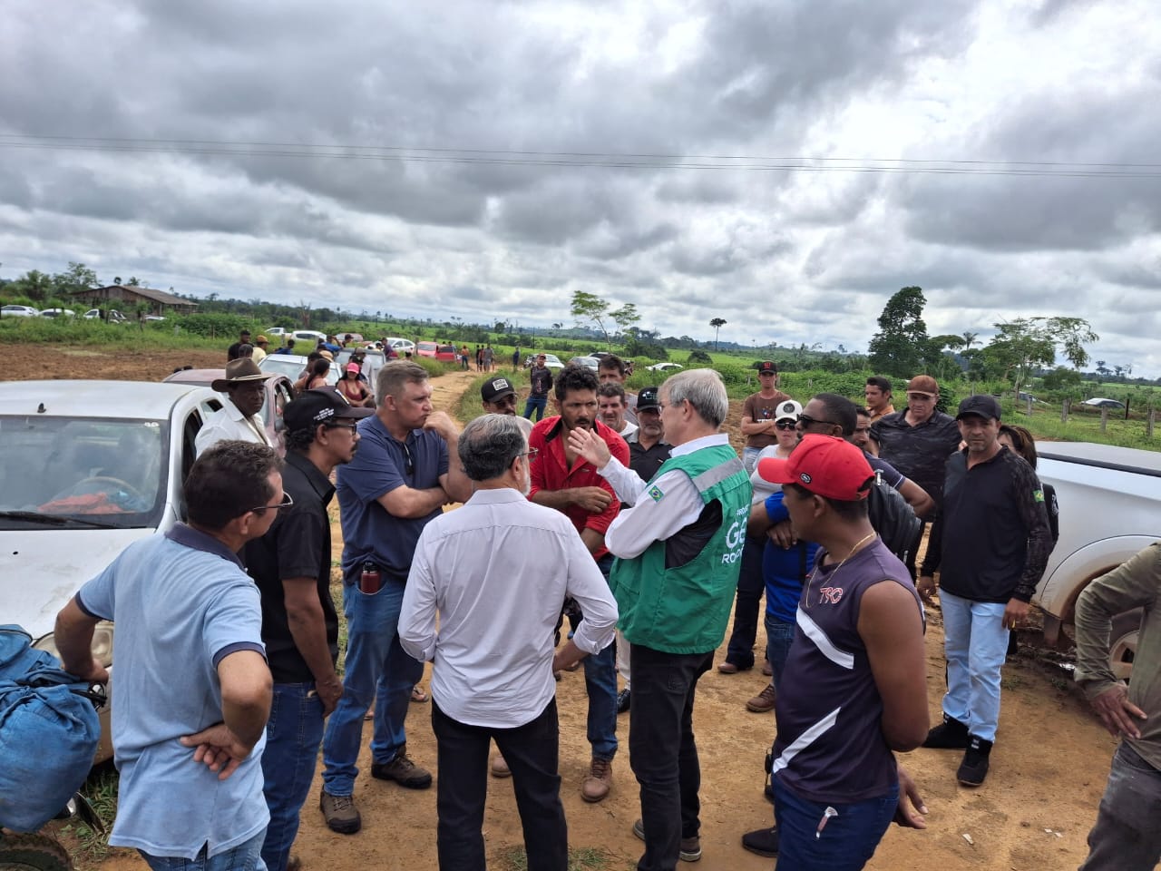 CRISE NO CAMPO: Polícia cerca mais de 100 pessoas em área de conflito agrário em Machadinho  do Oeste