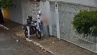 DUPLA EM MOTO: Jovem é assaltado e tem todo o dinheiro roubado após alistamento militar 