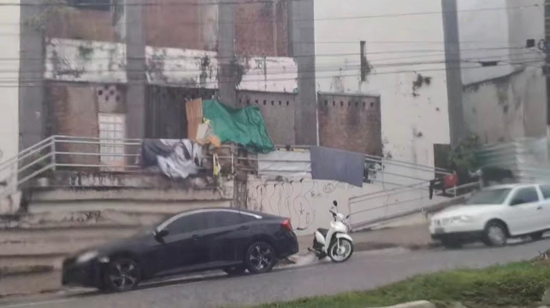 ABANDONO URBANO: Prédio do antigo Basa em PVH está abandonado e vira abrigo improvisado