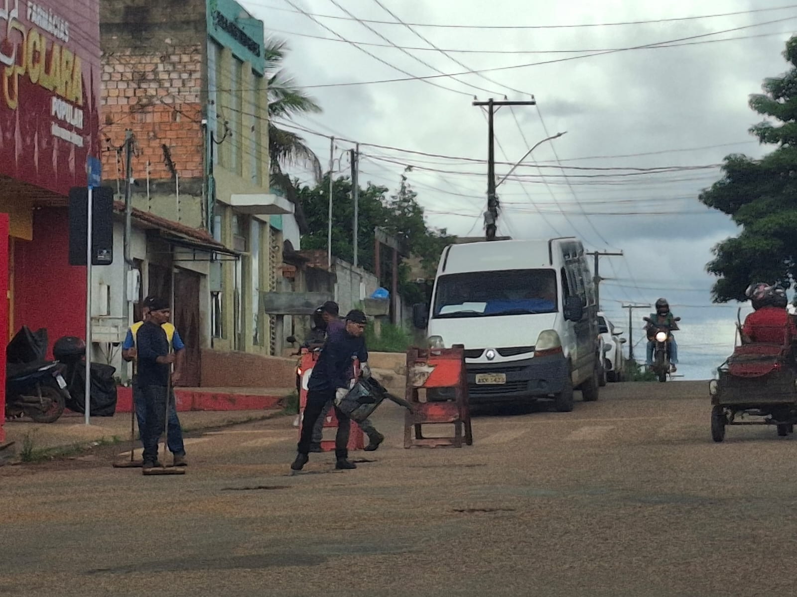 JÚNIOR QUEIROZ: Vereador tem solicitação atendida de tapa-buracos em bairros da zona leste