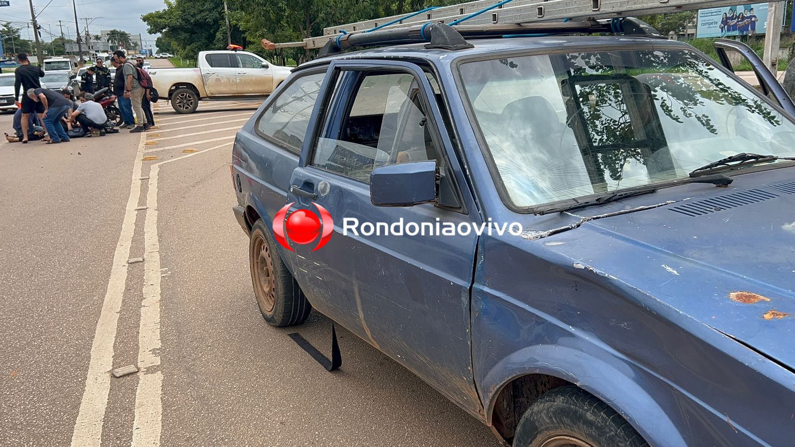 URGENTE: Mulher em moto sofre grave acidente ao avançar preferencial na Jorge Teixeira