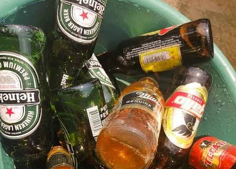 AMANHECIDOS: Marido é atacado pela mulher durante bebedeira em casa