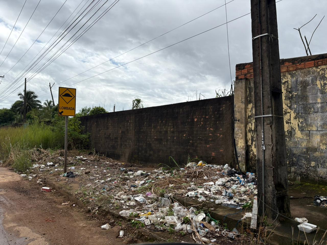 PEDIDO DE PROVIDÊNCIA: Lixão em frente ao hospital infantil preocupa moradores
