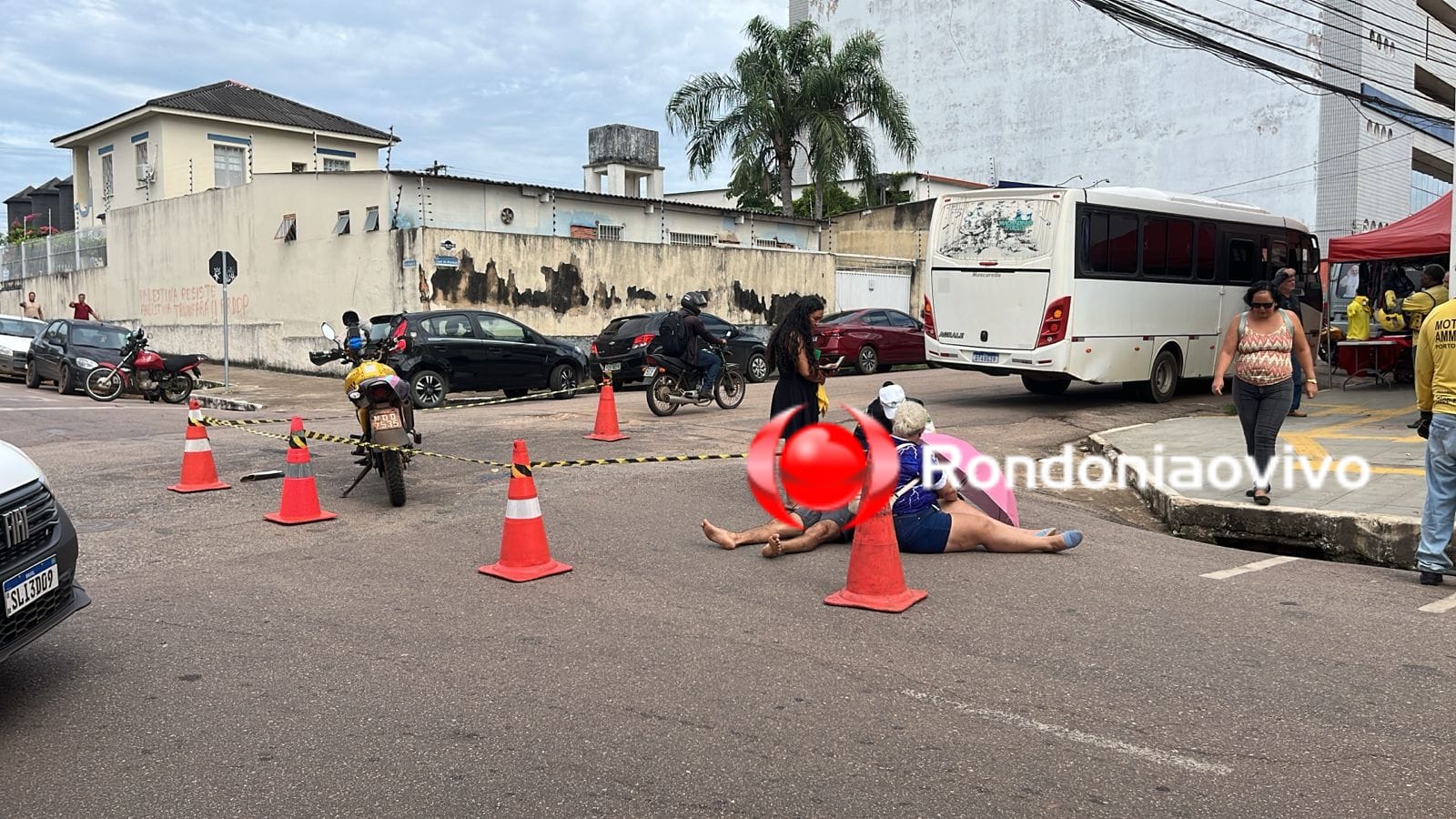 NO CENTRO: Ônibus da Prefeitura de Machadinho avança e causa acidente com duas vítimas