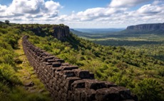 ARQUITETURA DOS DEUSES: Muralha gigante de rochas vulcânicas intriga pesquisadores