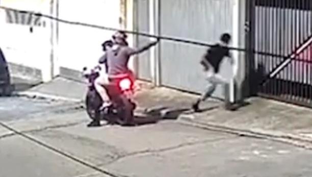 PERIGO: Acadêmico é assaltado por dupla armada ao sair de faculdade ​