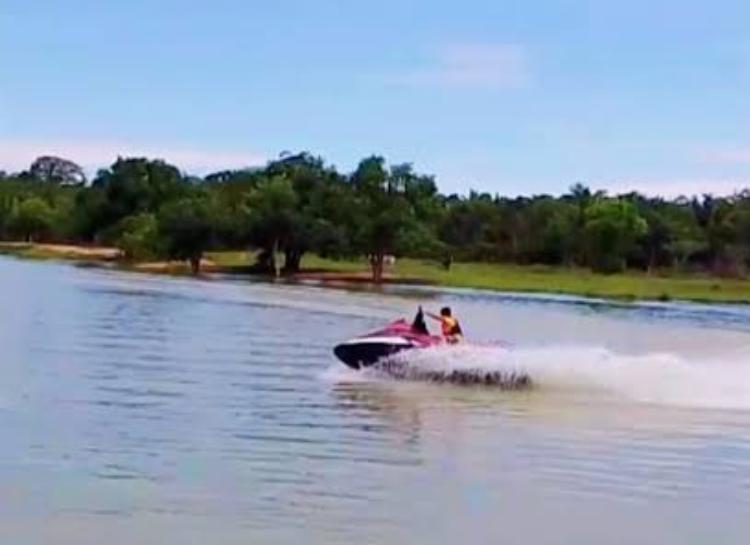 NA CABEÇA: Jovem é alvo de atentado em balneário na capital