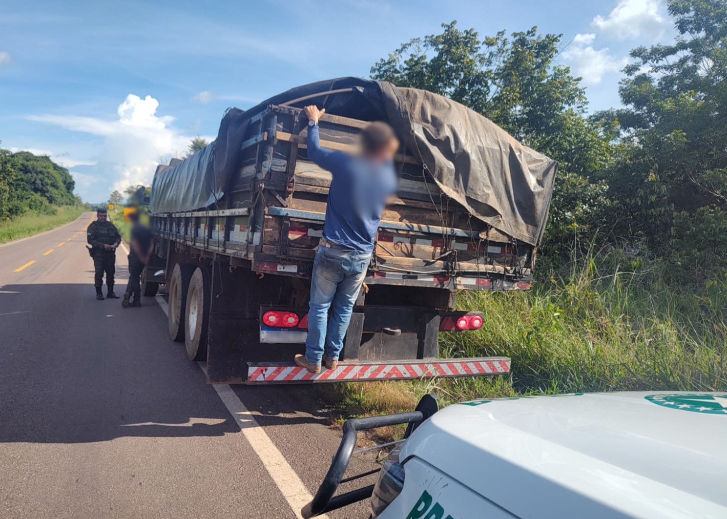 EM VILHENA: Polícia Ambiental apreende carga de madeira irregular durante fiscalização 