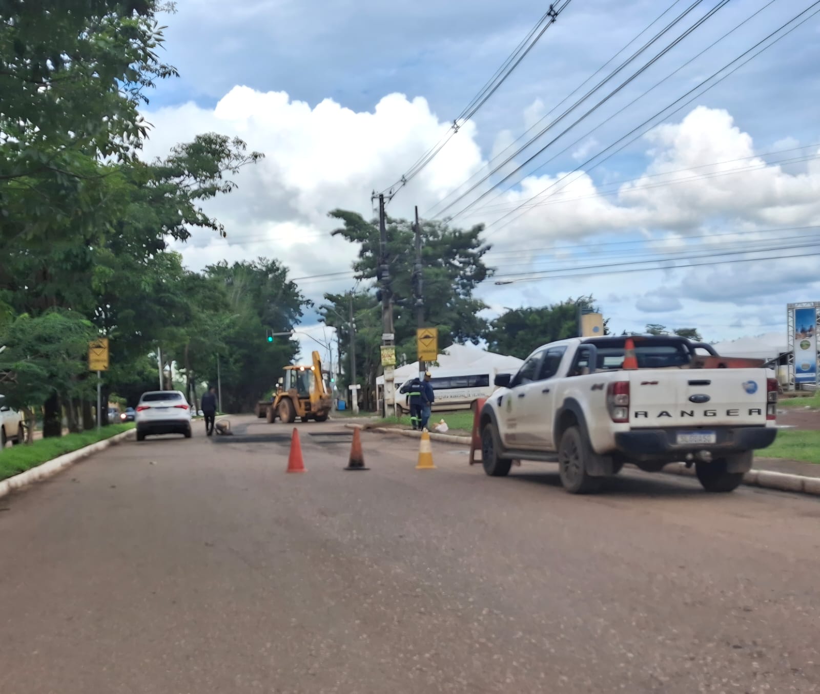 JÚNIOR QUEIROZ: Seinfra atende vereador e realiza operação tapa-buracos na Av. Imigrantes