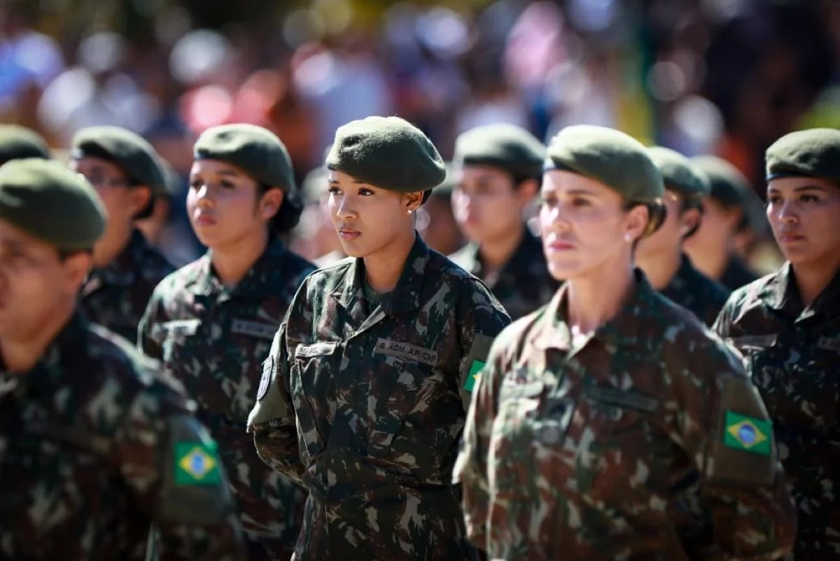 FORÇA FEMININA: Exército entrega boina a primeiras mulheres soldados da história em Brasília