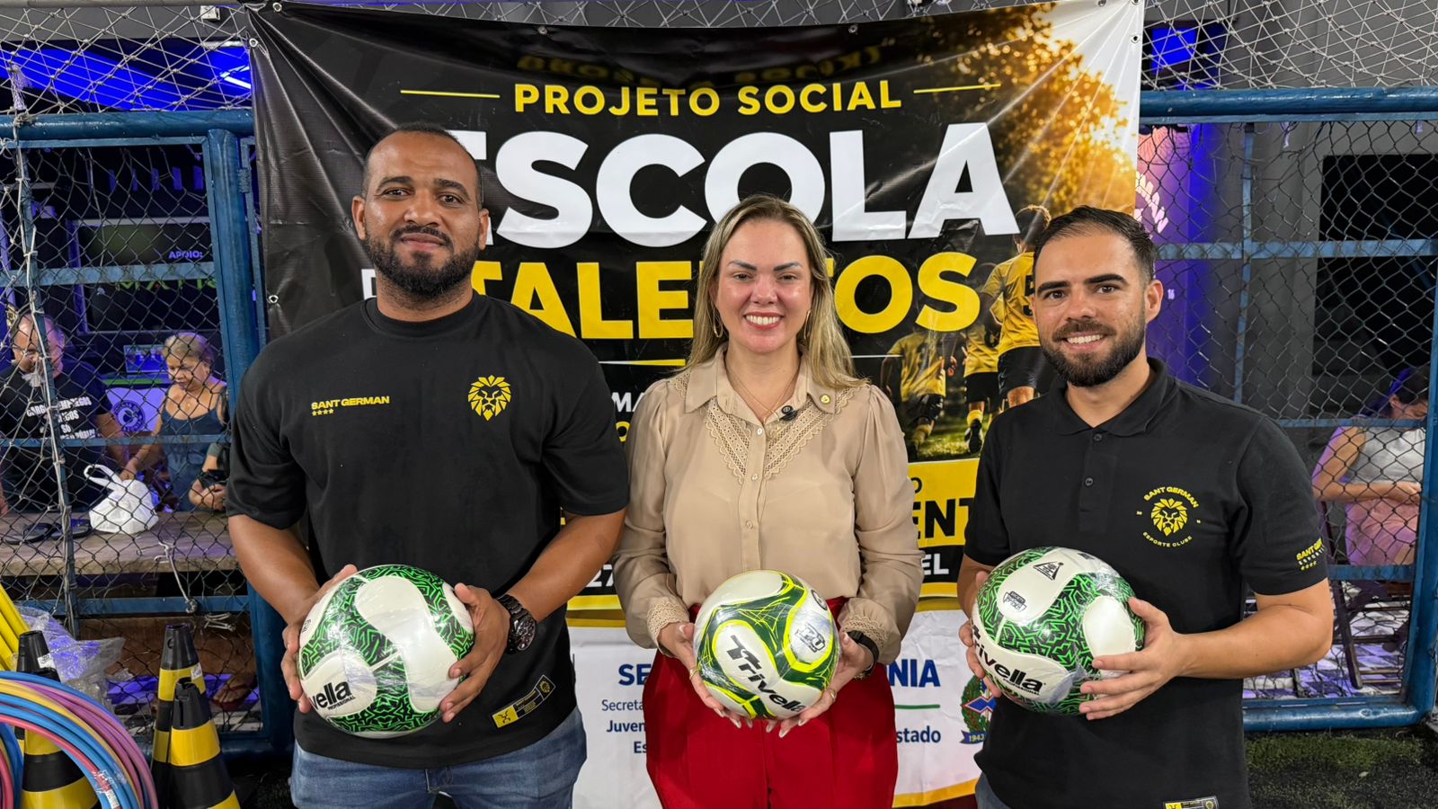 CLÁUDIA DE JESUS: Deputada entrega materiais esportivos para escolinha de futebol em Porto Velho