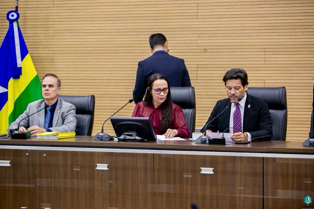 ROSANGELA DONADON: Deputada pede reforma urgente da quadra e banheiros da Escola Capitão Cláudio