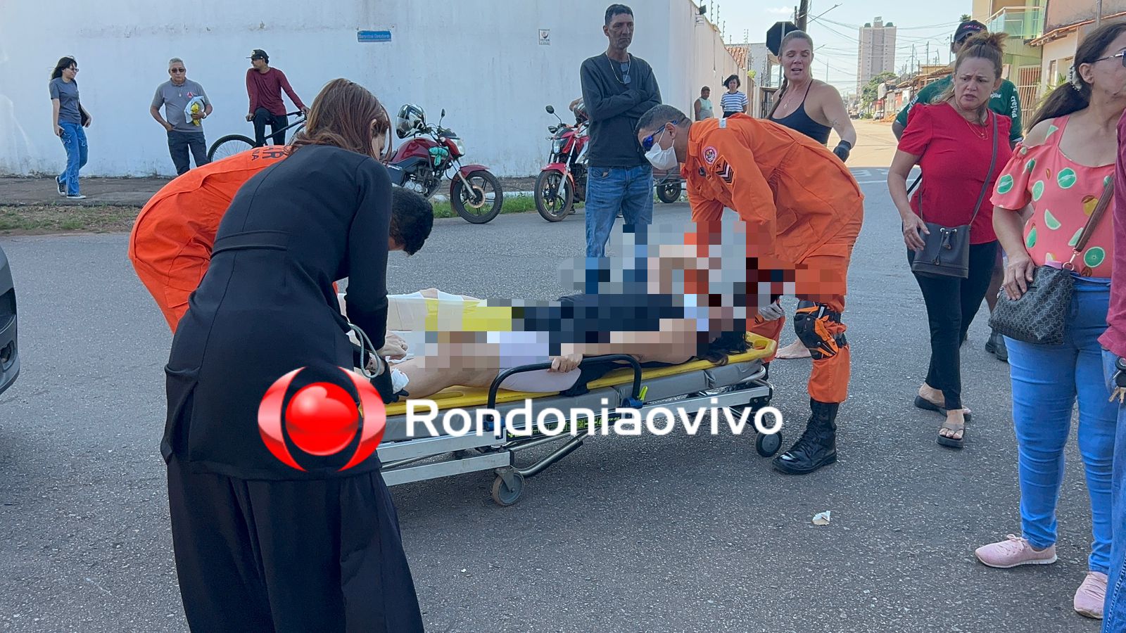 VEJA VÍDEO: Moto empina durante subida em ladeira e mulher sofre grave acidente