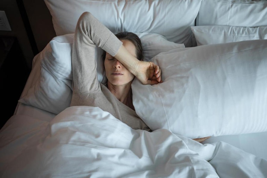 ACORDA CANSADO?: Os 5 hábitos podem estar sabotando o seu sono