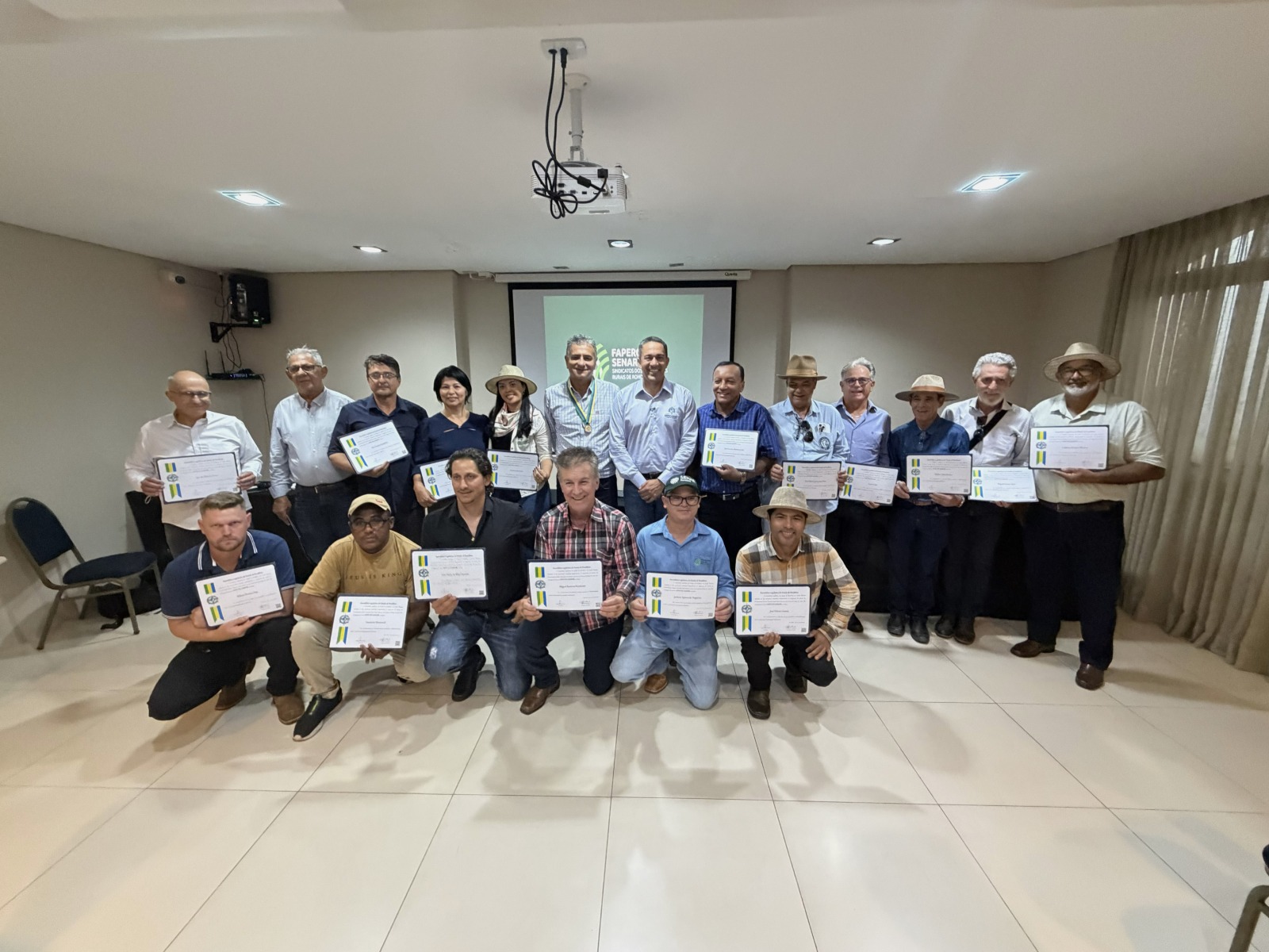 EYDER BRASIL : Deputado homenageia presidente da FAPERON com Medalha do Mérito Legislativo