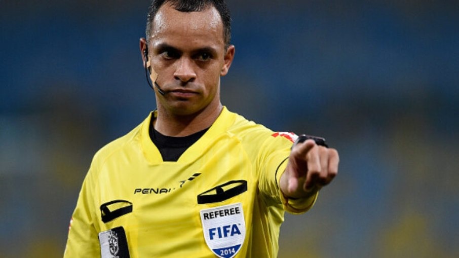 CRAQUE DO APITO: Brasileiro é escolhido para apitar jogo de abertura da Copa