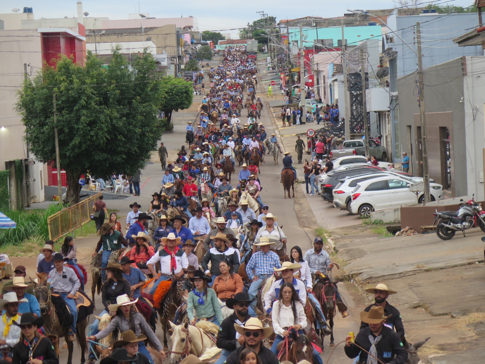 EXPOSIÇÃO AGROPECUÁRIA: Cavalgada da 38ª Expocol reúne mais de 800 participantes e movimenta Colorado