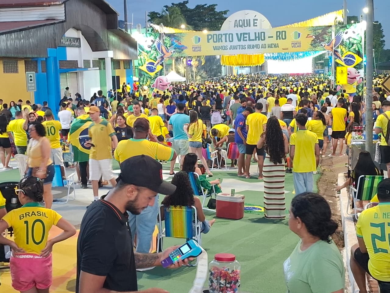 PORTO VELHO NA TORCIDA: Rua do Hexa teve de cover de Charlie Chaplin ao tradicional verde-amarelo 