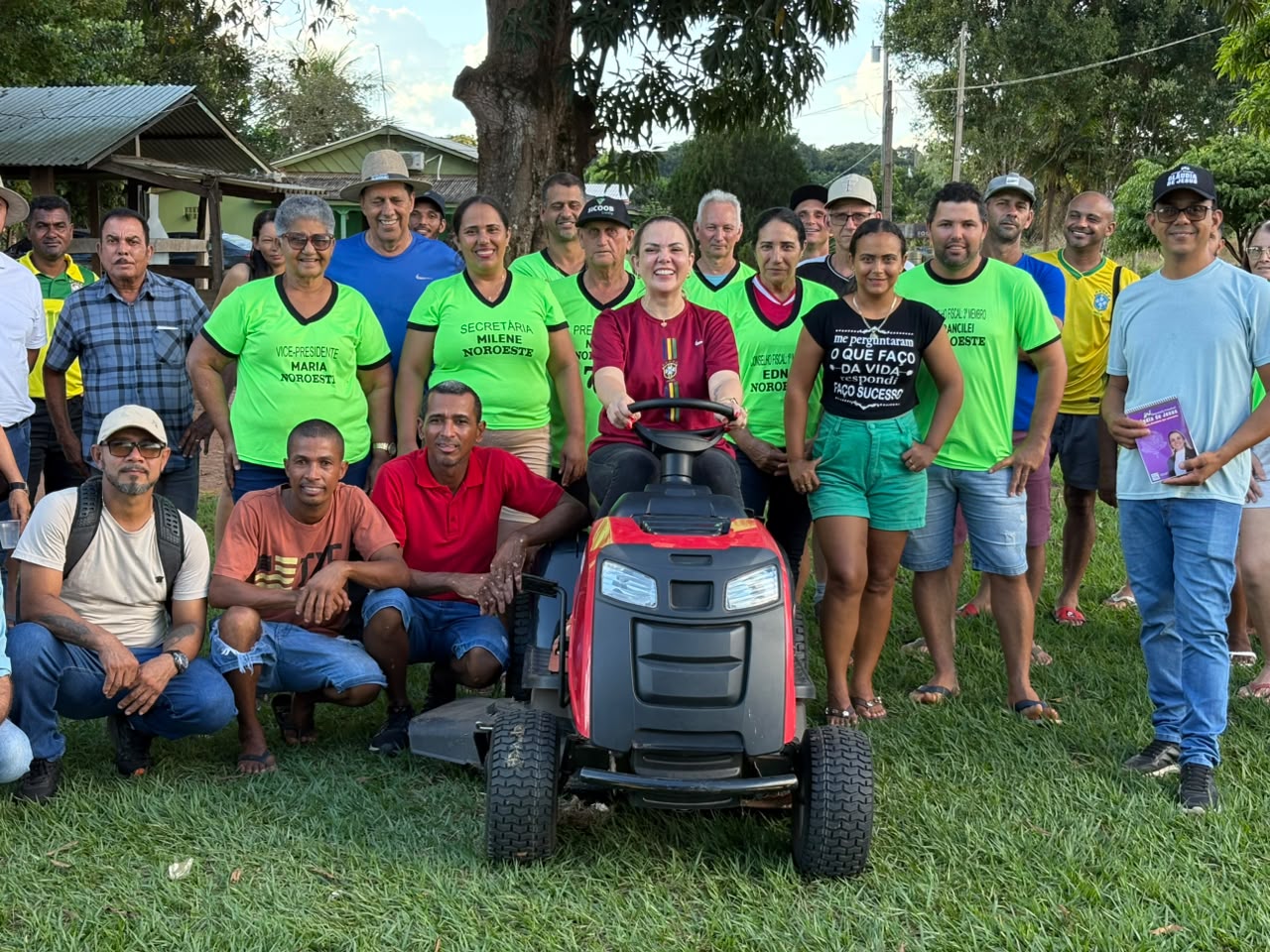 CLÁUDIA DE JESUS: Entrega trator cortador de grama de R$ 32 mil em São Miguel do Guaporé
