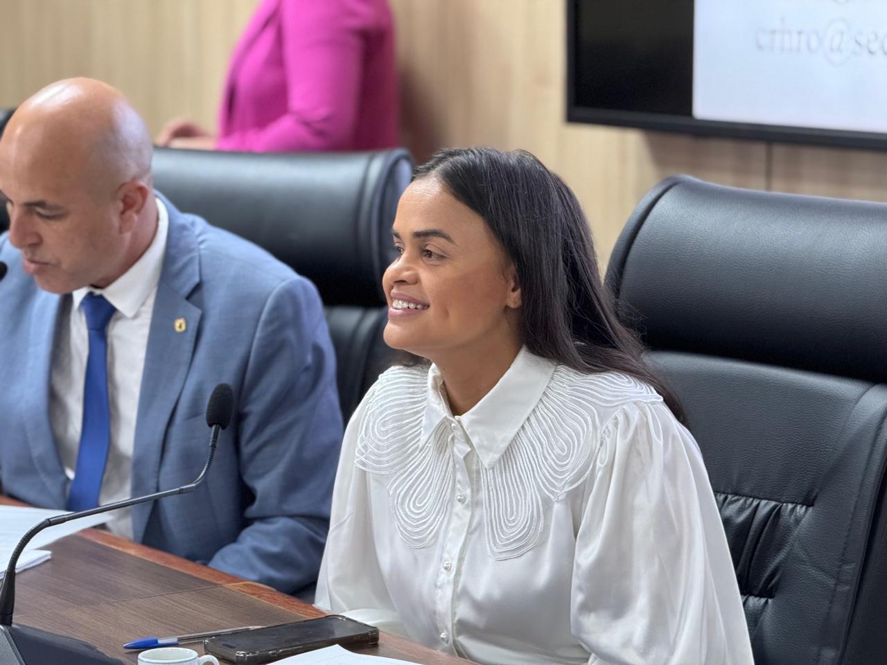 TAISSA SOUSA: Deputada participa da entrega de 35 mesas de inox a feirantes de Guajará-Mirim