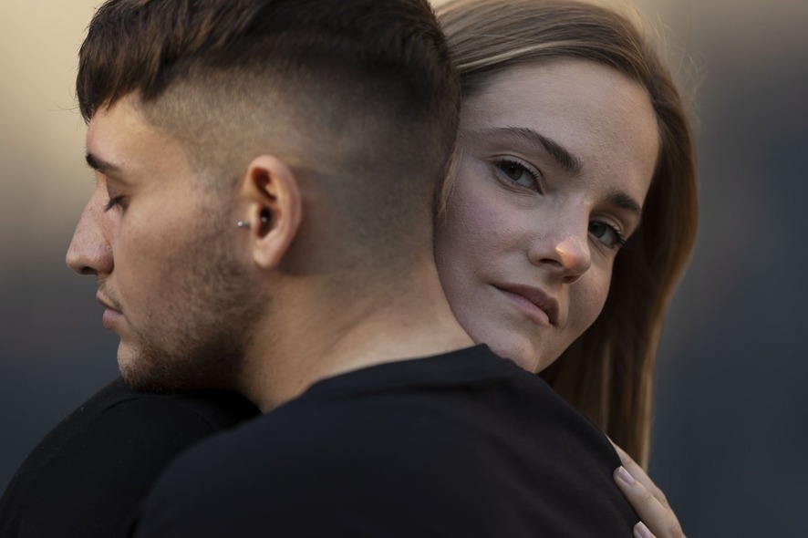NÃO É AMOR: Medo de ficar sozinho faz jovens permanecerem em relacionamentos insatisfatórios
