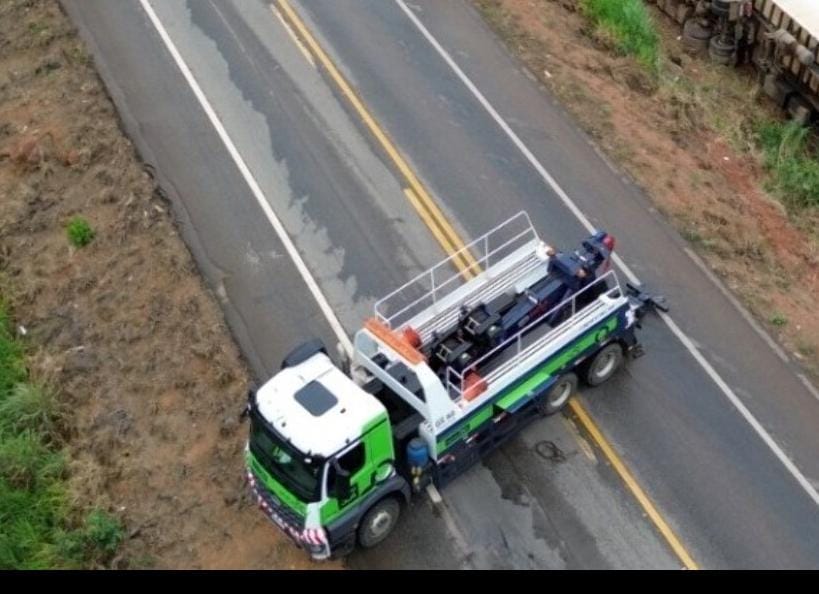 FECHADA: Tombamento de veículo interrompe tráfego em trecho da BR-364 