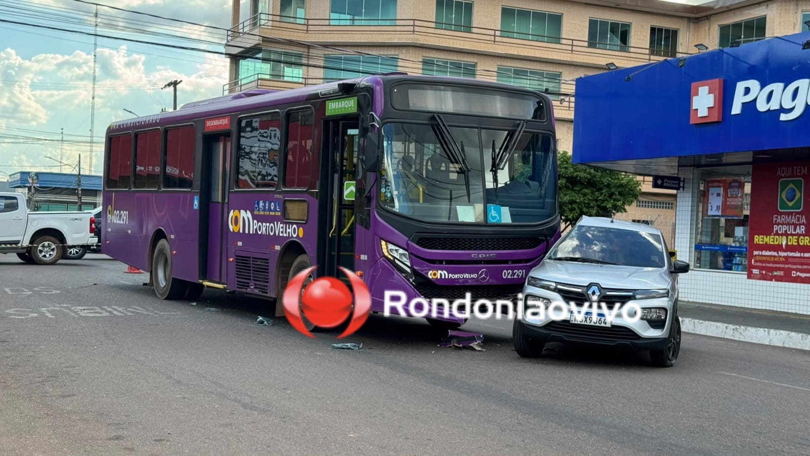 FORTE IMPACTO: Ônibus arrasta carro em acidente na Avenida 7 de Setembro
