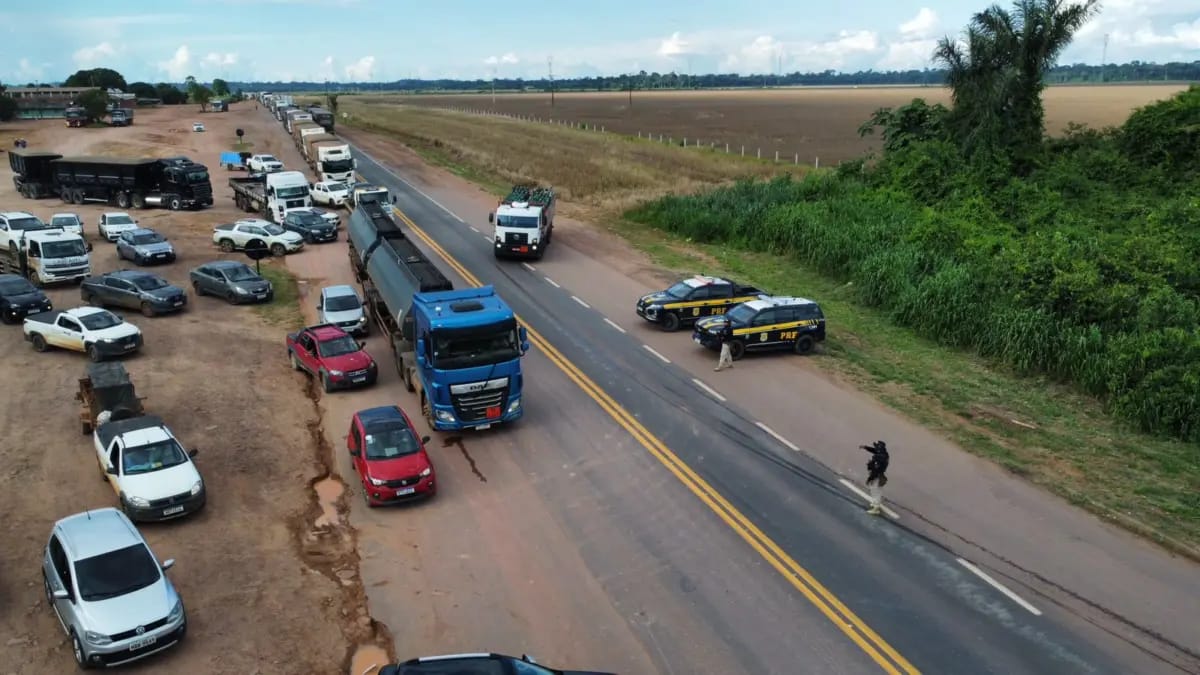 INTERDIÇÃO: Colisão de trânsito bloqueia trecho da BR-364 em Rondônia