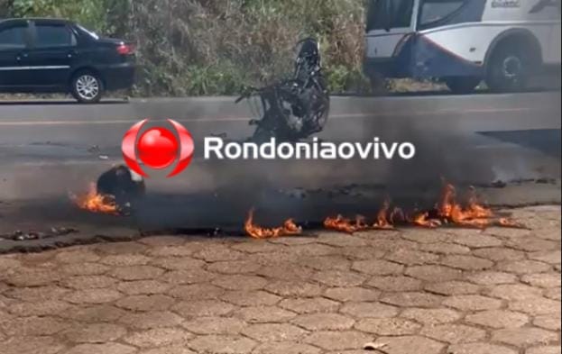 VÍDEO: Moto pega fogo e condutor morre após colisão com carreta na BR-364