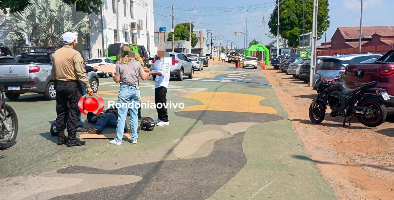 PERDEU O CONTROLE: Motociclista sofre grave queda em frente a Praça da EFMM
