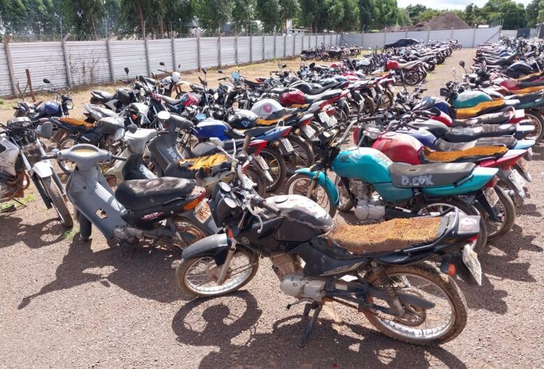 INVASÃO: Homens tentam retirar moto apreendida de depósito do Detran