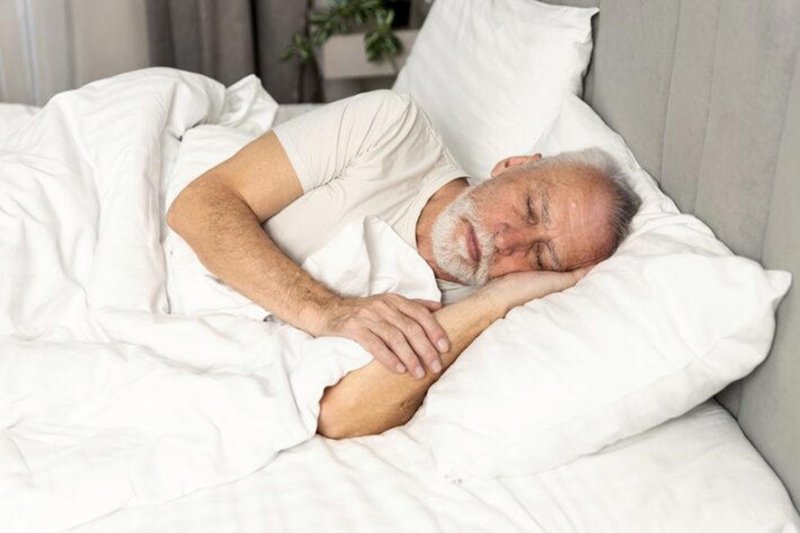 ACIMA DOS 60: Dormir mais de nove horas pode aumentar risco de perda de mobilidade em homens