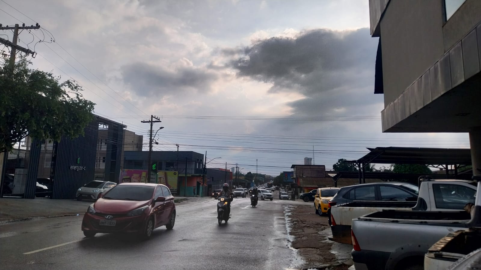 PROVIDENCIAL: Chuva rápida ameniza calor escaldante em Porto Velho nesta sexta-feira