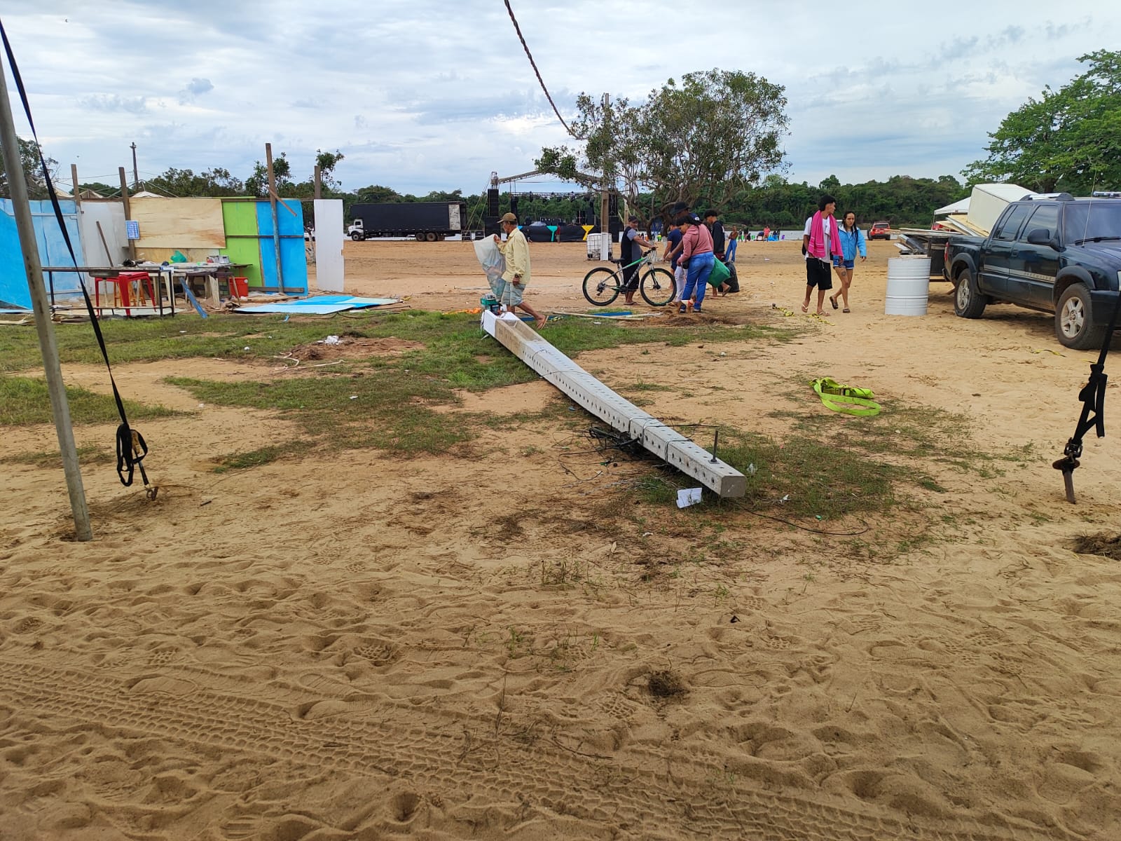 MAIOR SUSTO: Ventania derruba tendas e barracas e deixa dois feridos durante Festival de Praia em Pimenteiras