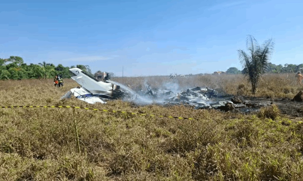 PREFIXO ESTRANGEIRO: Avião de pequeno porte cai em fazenda e deixa três mortos em MT