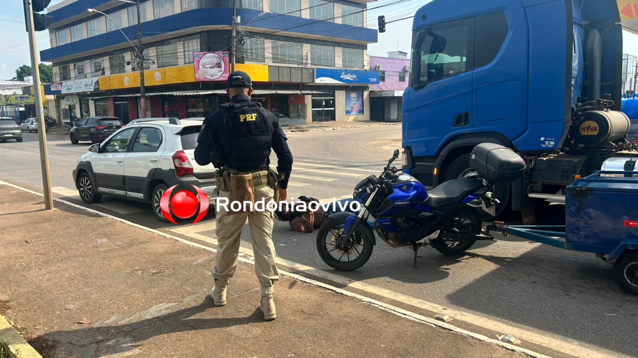 VÍDEO: Acidente entre moto, carreta e carro deixa homem ferido na Jorge Teixeira