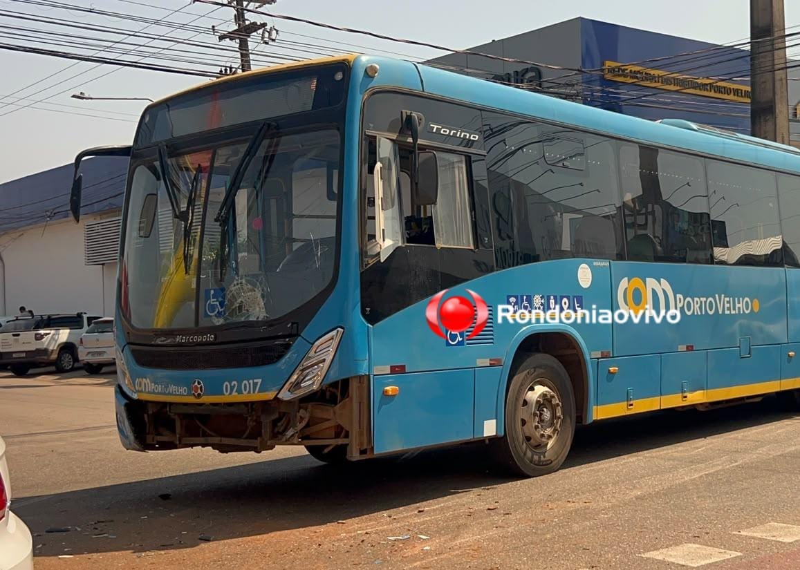 URGENTE: Mulher em caminhonete avança cruzamento e é atingida por ônibus