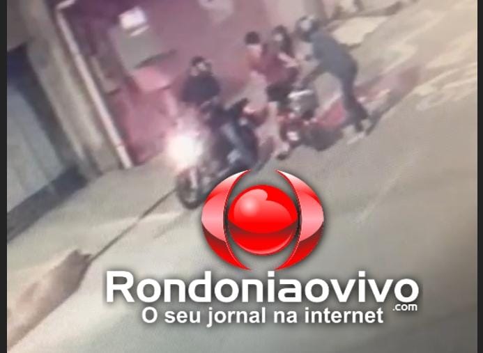 VÍDEO: Câmeras registram ladrões roubando moto elétrica de casal