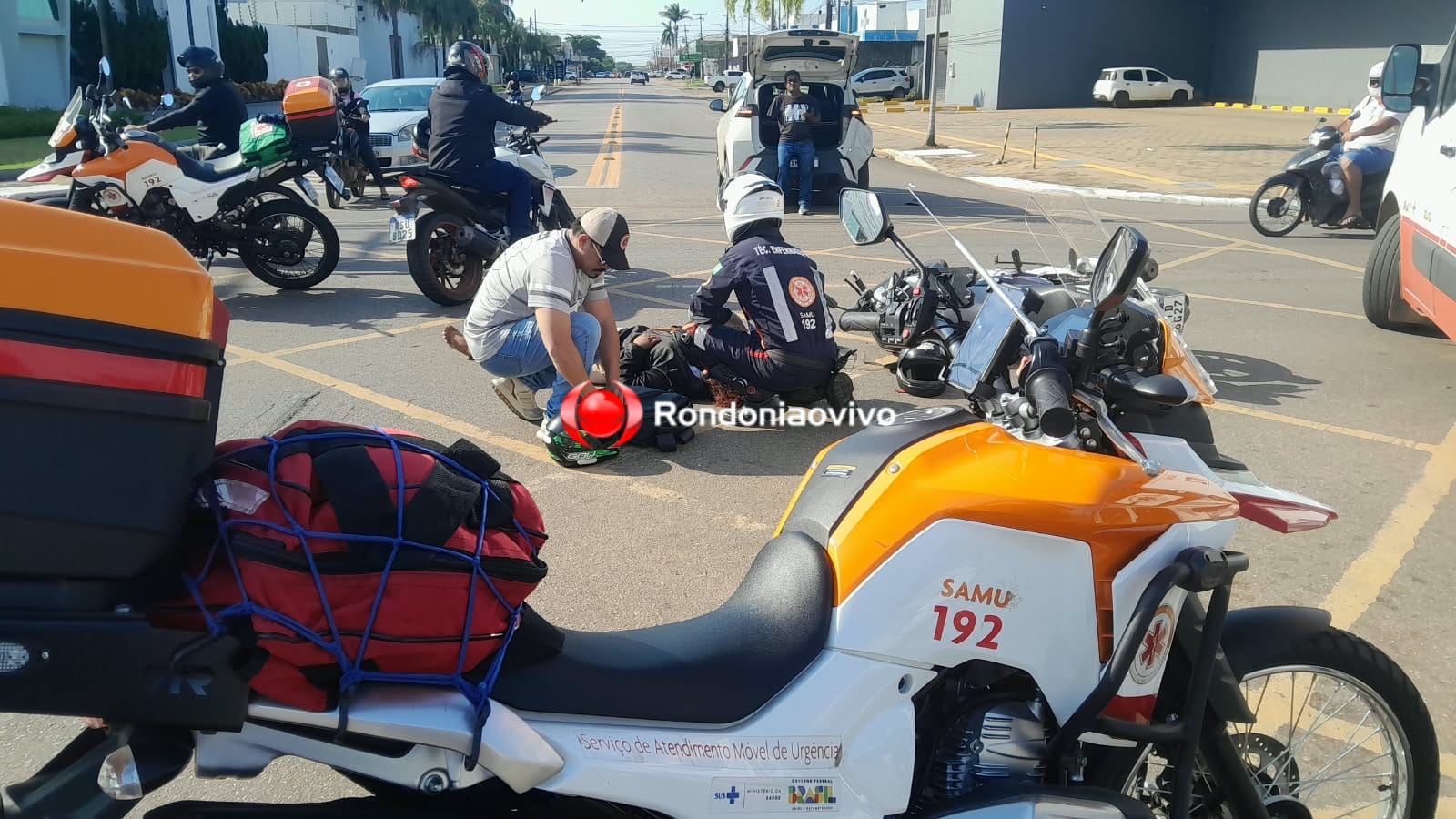VÍDEO: Mulher em moto fica ferida após condutor avançar na 7 de Setembro