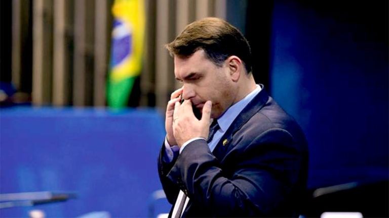NÃO ATENDE: Aliados e advogados tentam contato com Flávio Bolsonaro, sem sucesso