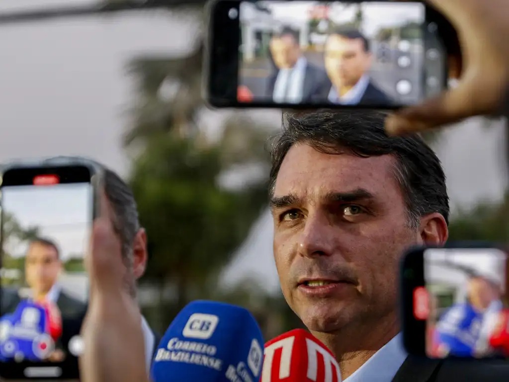 APÓS FUGA: Flávio Bolsonaro planeja coletiva nos EUA para explicar saída do Brasil