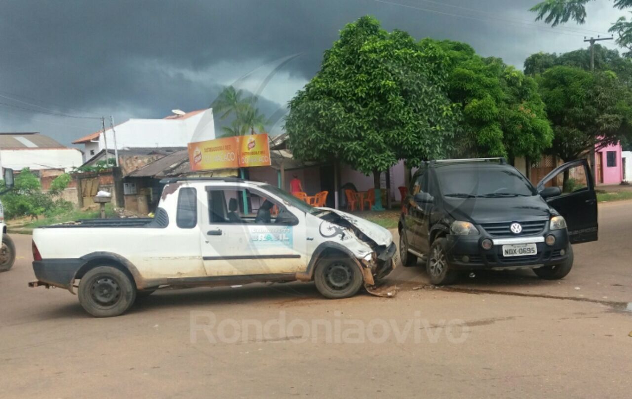 COLISÃO: Automóveis se chocam em cruzamento na capital