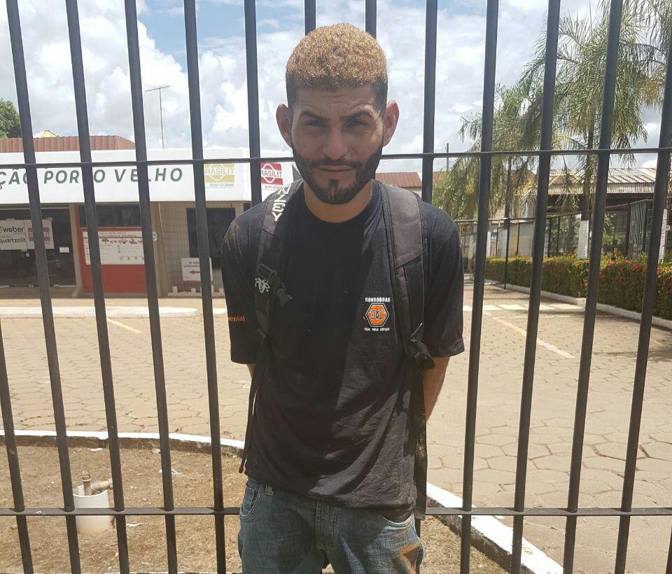 EM FRENTE AO SHOPPING: Proprietária flagra suspeito tentando furtar moto