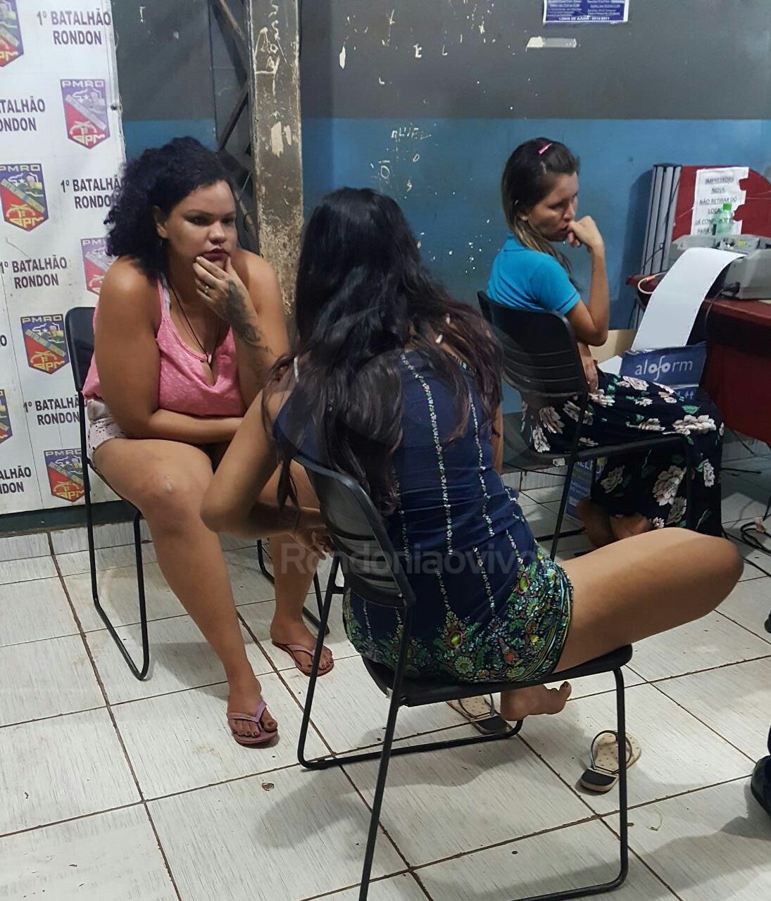 MACONHA: PM flagra mulheres com quase três quilos de droga e lista de facção