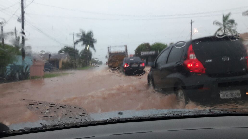 CAOS: Forte chuva deixa avenidas alagadas na capital - VÍDEO