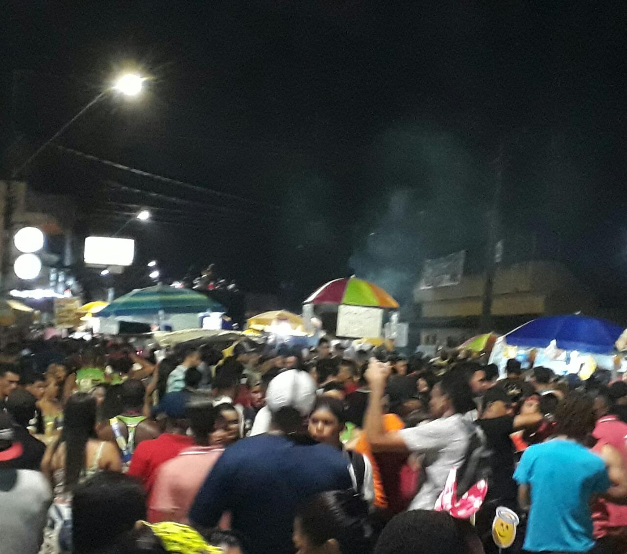 FOLIÃO: Marido flagrado surrando a mulher no carnaval ataca policiais