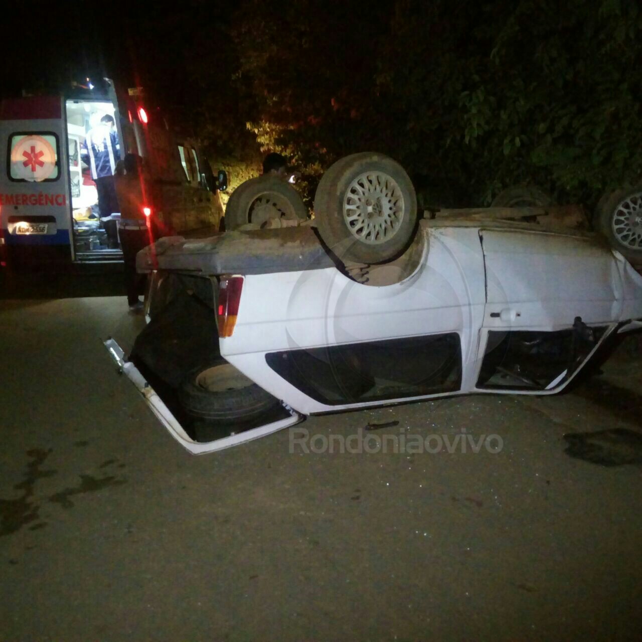 GRAVE: Carro ocupado por quatro pessoas capota e jovem fica presa às ferragens